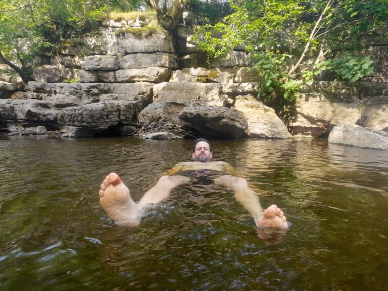 Abkühlung am Kisdon Force bei Keld