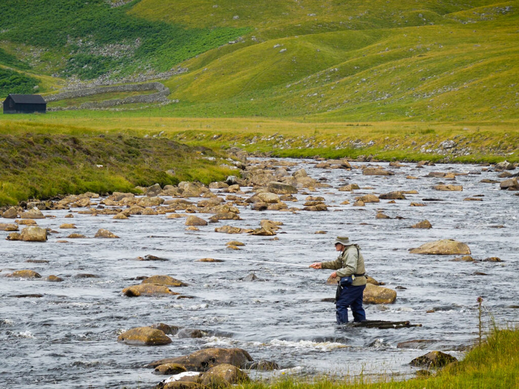 Fischer im River Tee