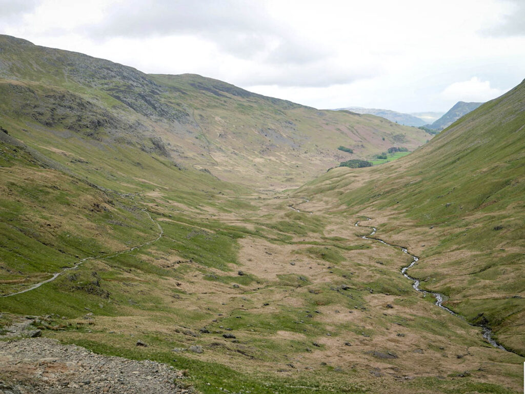 Pause hinterm Fels am Grisedale Tarn